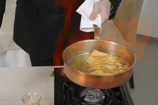 Flamber des cr&ecirc;pes