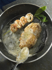 Cuisson à la poêle de brochette de crevettes et ris de veau