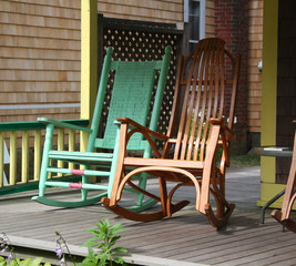Fototapeta na wymiar Krzesla na wiktoriańskiej Porch House