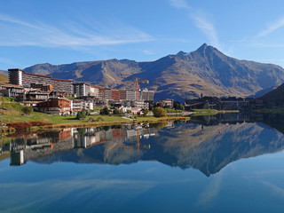 Reflet de la Grande Sassière (3747 m), dans le lac de Tignes