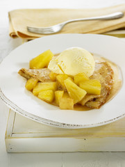 Crêpes à l'ananas et glace à la vanille