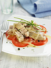 Escabèche de thon aux tomates, oignons et ciboulette