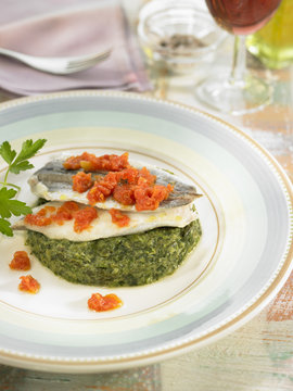 Filets de merlan bleu aux &eacute;pinards et &agrave; la tomate