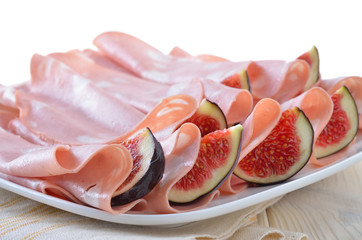 Mortadella mit frischen Feigen