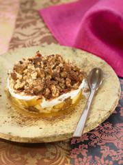 Tiramisu aux pommes, figues sèches, noisettes et miel