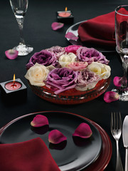Table dressée pour un dîner romantique