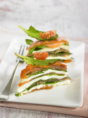 Lasagnes d'épinards, saumon fumé, tomates et mozzarella