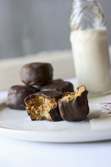 Petits gâteaux nappés de chocolat