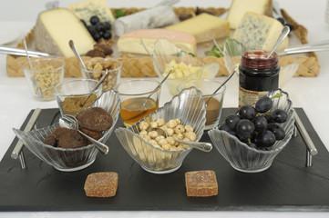 Buffet de fromages et accompagnements