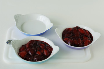 Garnir les ramequins de compotée de prunes 