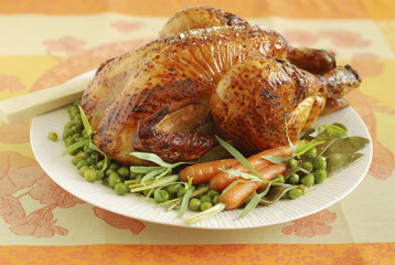 Poulet rôti au miel, citron confit, estragon et petits légumes 