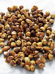 Amandes et noisettes enrobées de caramel pour pralin