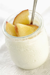 Morceaux de pêche dans yaourt nature