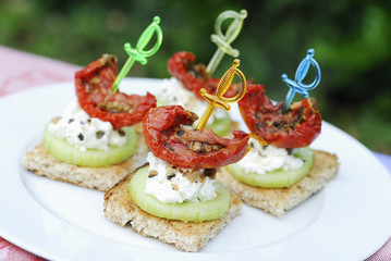 canapés chèvre concombre tomate