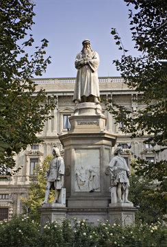 Statua di Leonardo da Vinci - Piazza della Scala (MI)