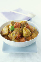 curry de porc coco tomate coriandre  bol assiette serviette cuillère