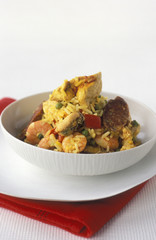 riz basquaise poulet crevette petit pois  bol assiette serviette rouge