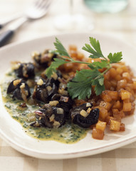 fricassée d'escargots au jus de persil et rutabagas confits