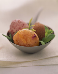 Coupe de sorbets rose, orange, fleur de passion/lavande, groseille/cerise, rose d'Alexandrie