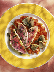 Filets de rouget aux artichauts tomates et oignons