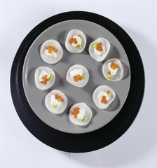 canapés de radis noir aux oeufs de saumon, crème et wasabi