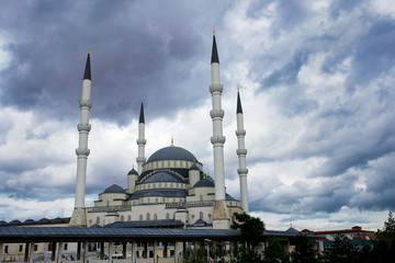 Fototapeta na wymiar Ankara Kocatepe Meczet w dni bardzo ciemny, Turcja