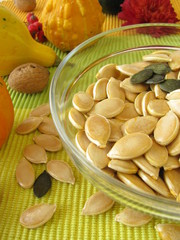 Getrocknete Kürbiskerne mit Schale