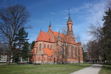 Fototapeta na wymiar Litwa, Druskienniki. Katedra katolicka w centrum miasta.