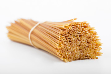 Ungekochte Spaghetti im Bündel