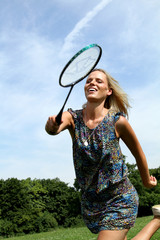 Frau beim Badminton spielen