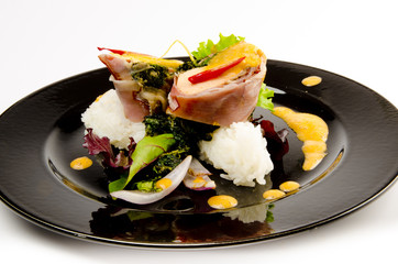 Lachs mit schinken ummantelt und Spinat