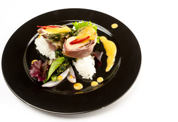 Lachs mit schinken ummantelt und Spinat