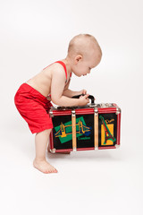 dziecko z walizką - obrazy, fototapety, plakaty