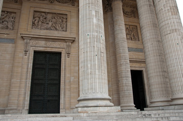 entrée du panthéon à Paris