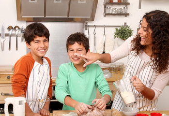 Familie beim backen