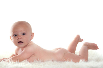 enfant allongé sur le ventre