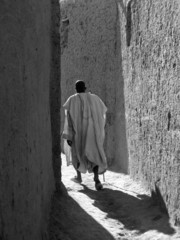 Elder in the alleyways of Saba (Mali, Africa).
