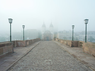 Brücke im Nebel
