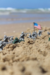 Fototapeta na wymiar Amerykańskich żołnierzy zabawka na walce w pobliżu morza
