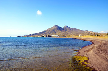 Fototapeta na wymiar Piękna plaża w Parku Narodowym Cabo de Gata, Hiszpania