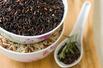 Uncooked rice in bowl