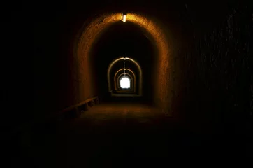 Cercles muraux Tunnel tunnel éclairé par la lumière au bout
