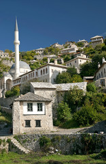 Fototapeta na wymiar miejscowość w Bośni i Hercegowinie z minaretu, mostu i rzeki