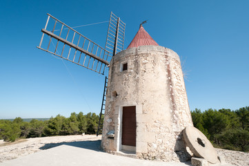 Le moulin Saint-Pierre d'Alphonse Daudet à Fontvieille, Bouche-du-Rhône, Provence-Alpes-Côte d'Azure, France © FredP