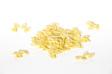 Farfalle, farfallette, pasta su fondo bianco