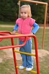 Fototapeta na wymiar bébé jouant a parc