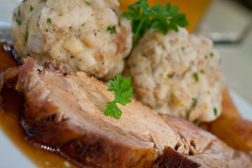 Schweinsbraten mit Knödel