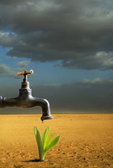 rubinetto con goccia di acqua nel deserto - obrazy, fototapety, plakaty