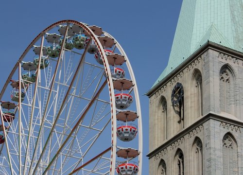 Vergn&uuml;gen mit einem Riesenrad, auf dem Stunikenmarkt vor der Pauluskirche in Hamm Nordrhein-Westfalen