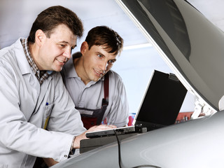 Master mechanics working with diagnostic computer